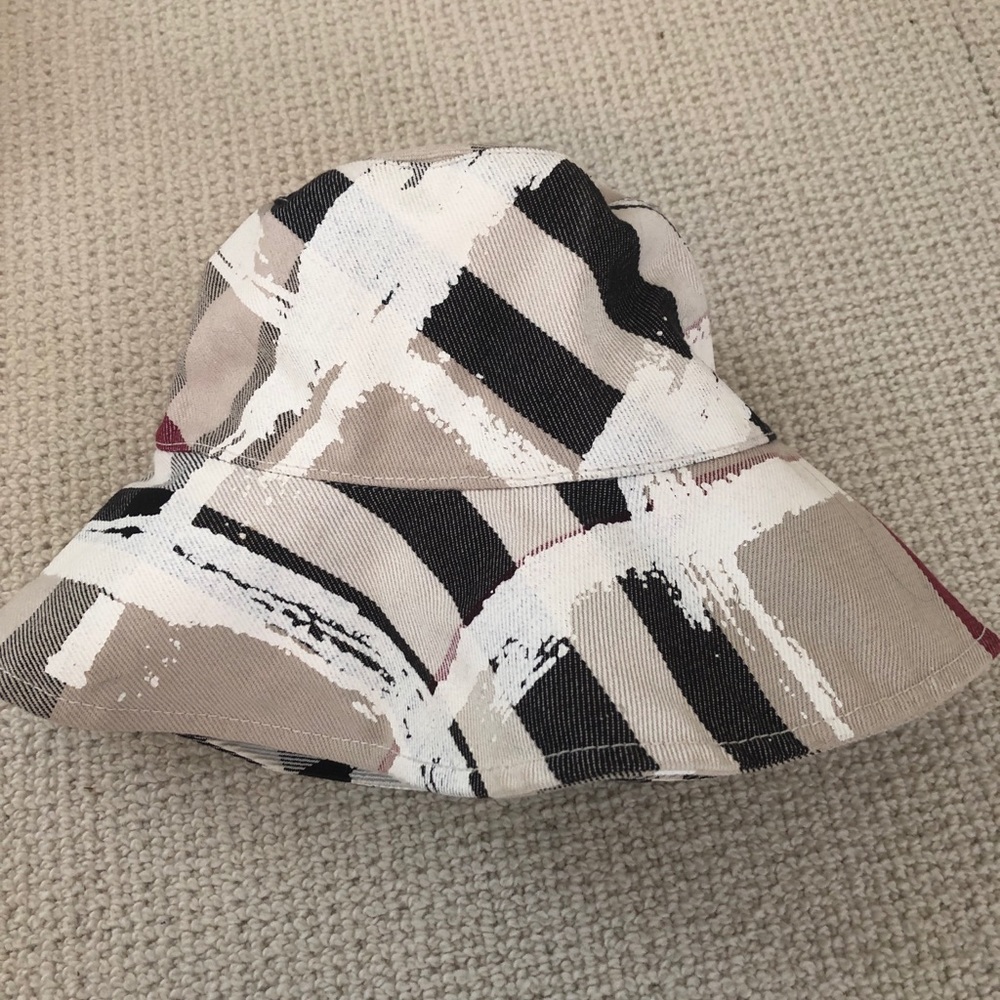 Burberry bucket hat